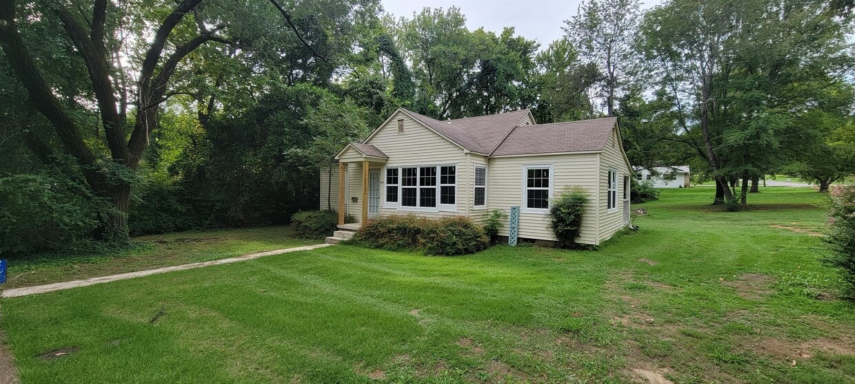 2175 E College Ave, Batesville, AR 72501 House Rental in Batesville