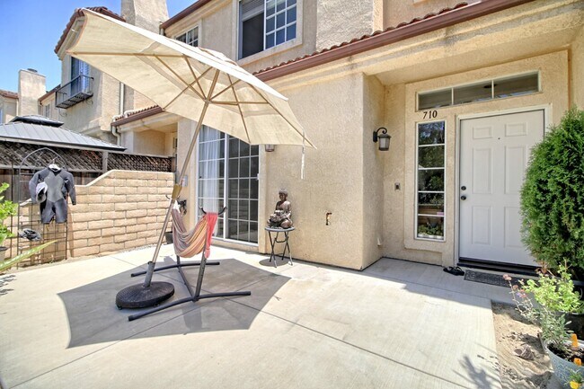 Building Photo - Spacious 3-Bed 2.5 Bath Townhouse with Sce...