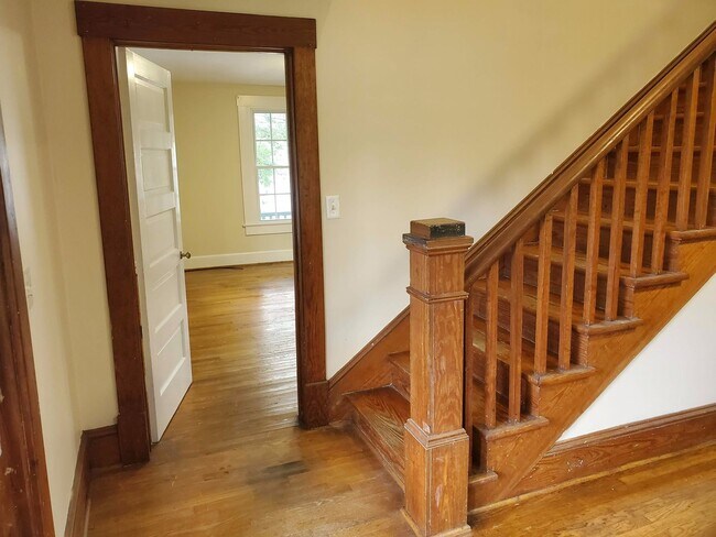 Building Photo - Radford, 4 BR / 1.5 BA, Available Septembe...