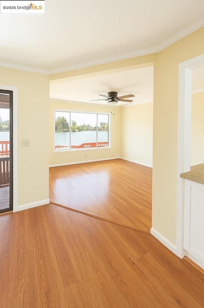 Foto del edificio - 1042 Willow Lake Rd