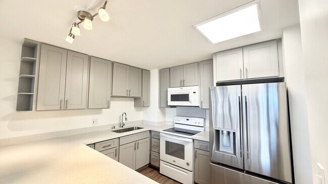 Foto del edificio - Beautifully Renovated 2-Bedroom, 2-Bathroom Condo 1-Parking