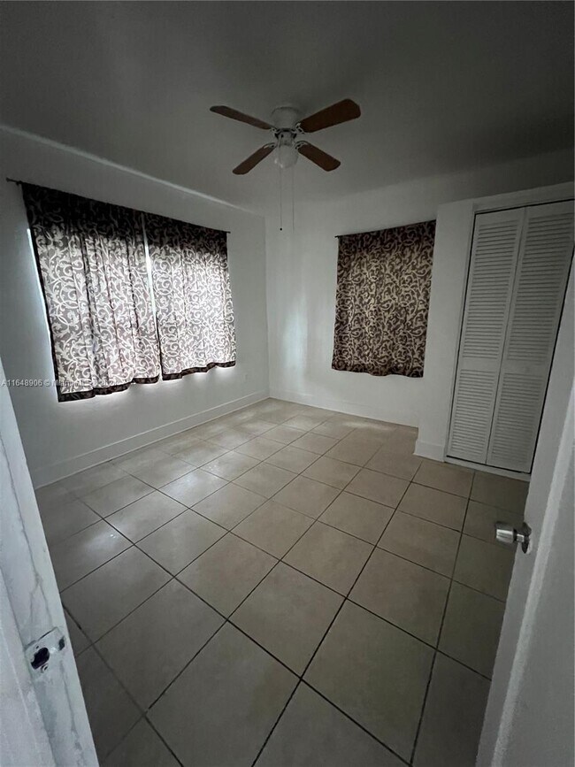 Foto del edificio - 572 NE 65th St