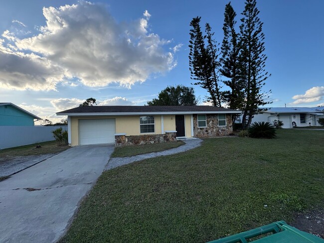 Building Photo - Spacious 2/2 with a garage!