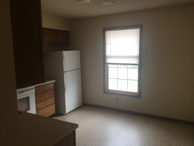 cocina con vistas al exterior - 614 Cantebury Dr