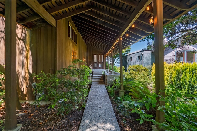 Foto del edificio - 9309 Fauntleroy Wy SW