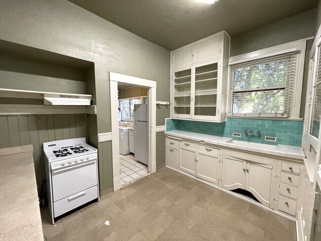 Foto del edificio - 212 W 1st Ave