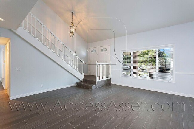 Foto del edificio - Spacious 4 Bedroom Home with Private Yard & Covered Patio in Anaheim Hills