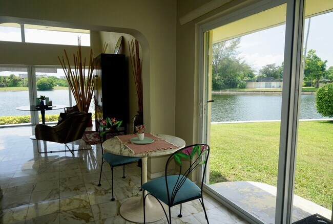Foto del edificio - 4511 King Palm Dr