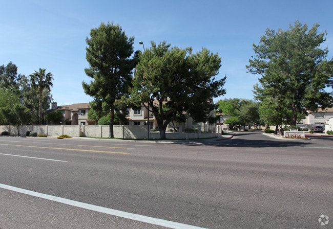 Building Photo - Vistas Apartments