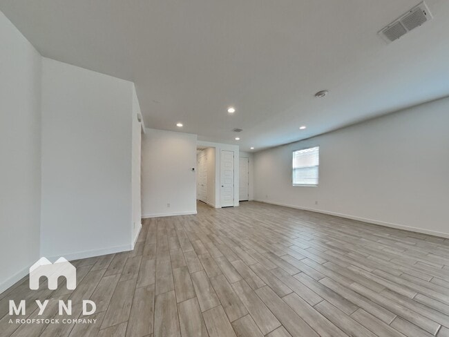 Building Photo - 9513 W Turney Ave