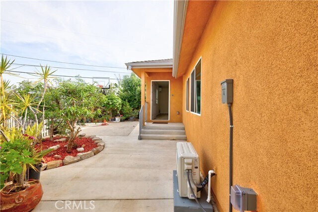 Building Photo - 628 W Floral Dr