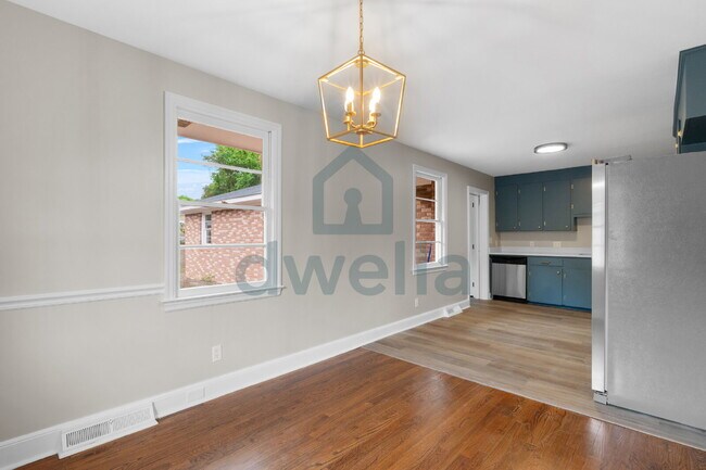 Foto del edificio - "Charming 5-Bedroom Oasis with 2 Full Bath...
