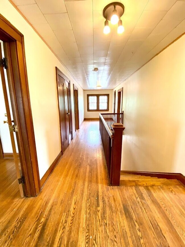 Foto del edificio - ***AVAILABLE AUGUST 2027***5 Bed 2 Bath House 1 block from Kirkwood