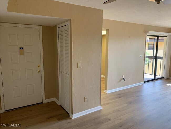 Foto del edificio - 6142 Whiskey Creek Dr