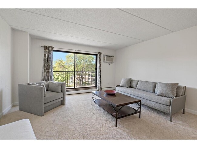 Foto del edificio - 10411 Cedar Lk Rd S
