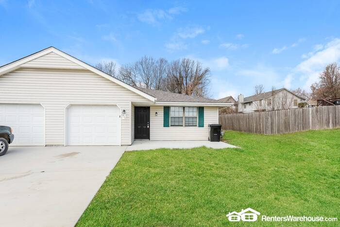 Primary Photo - 2 Bed 1 Bath Side by Side Duplex For Rent!...