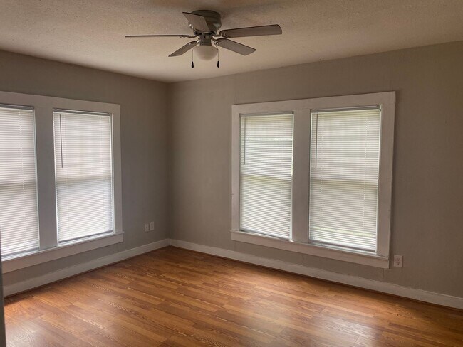 Building Photo - 2/1 Conveniently Located Near Fairview Par...