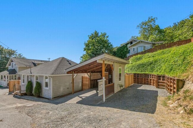 Building Photo - Sweet West Seattle Charmer with Air Condit...
