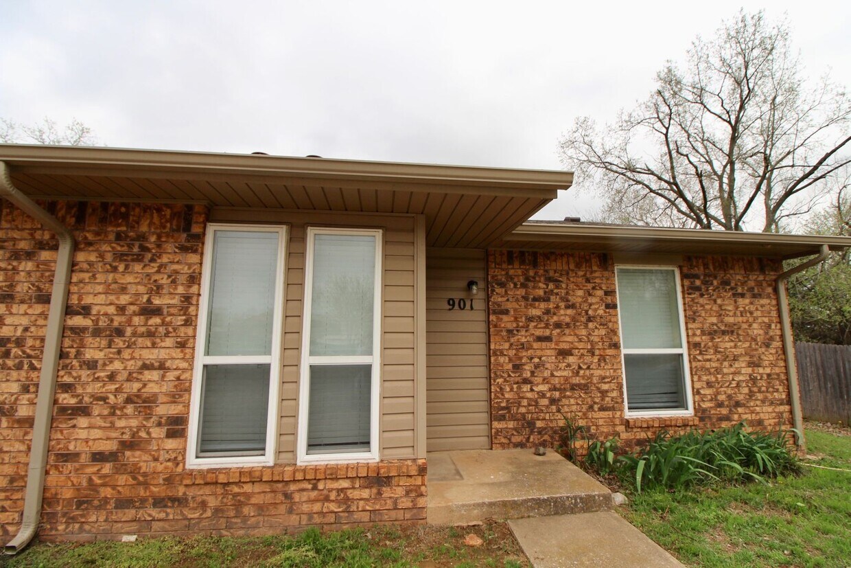 Primary Photo - 901-903 Acacia Cir