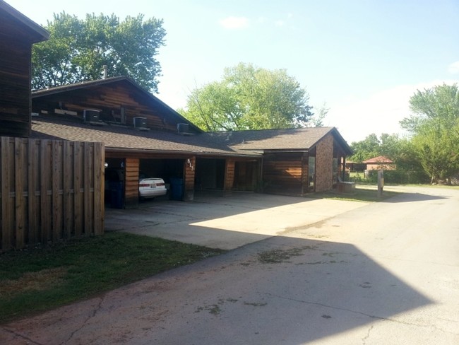 Building Photo - 817 N Burdick St
