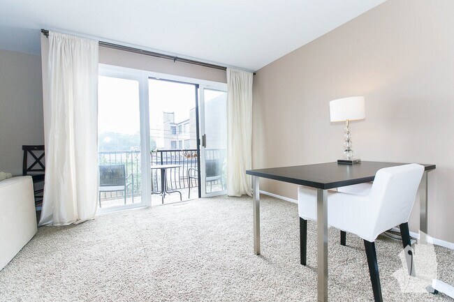 Building Photo - Rare townhome in gold coast