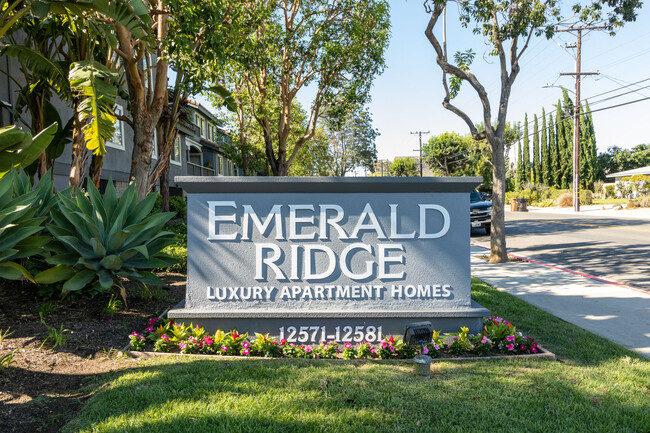 Building Photo - Emerald Ridge Apartments