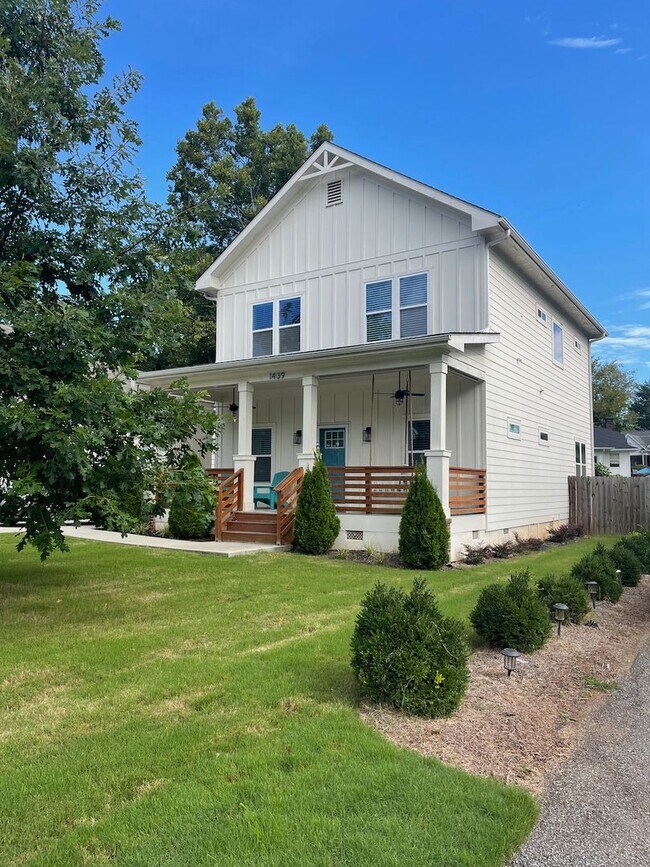 Building Photo - Convenient Living in West End