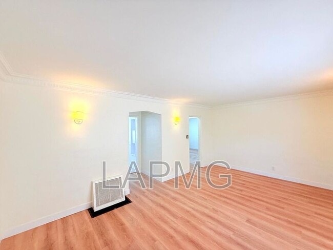 Building Photo - 626 1/2 N Spaulding Ave