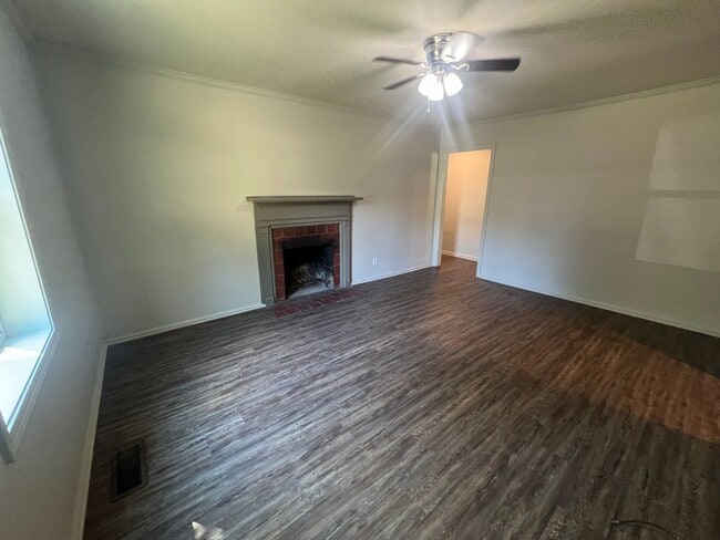 Building Photo - 3 bedroom 2 bathroom home