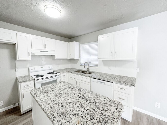 Foto del edificio - Fully Updated 3 Bed/1 Bath with a two car ...