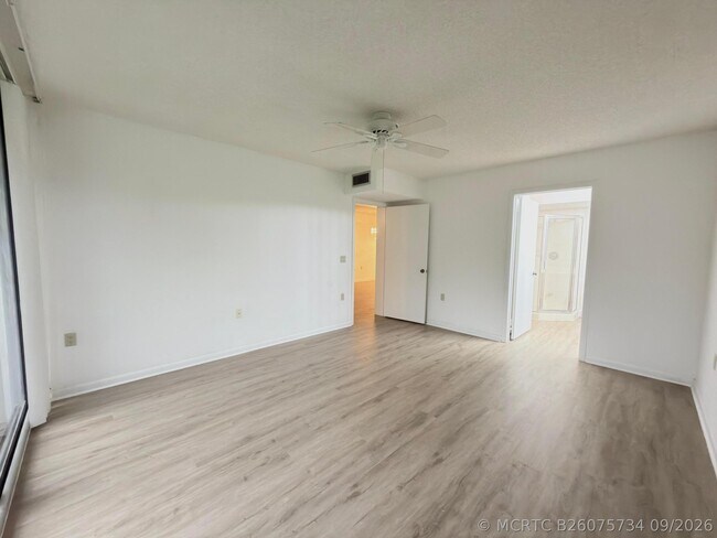 Foto del edificio - 2581 Village Blvd