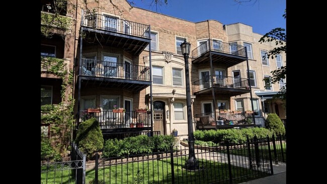 Frente al edificio de condominios. Orientado al este. - 4635 N Malden St
