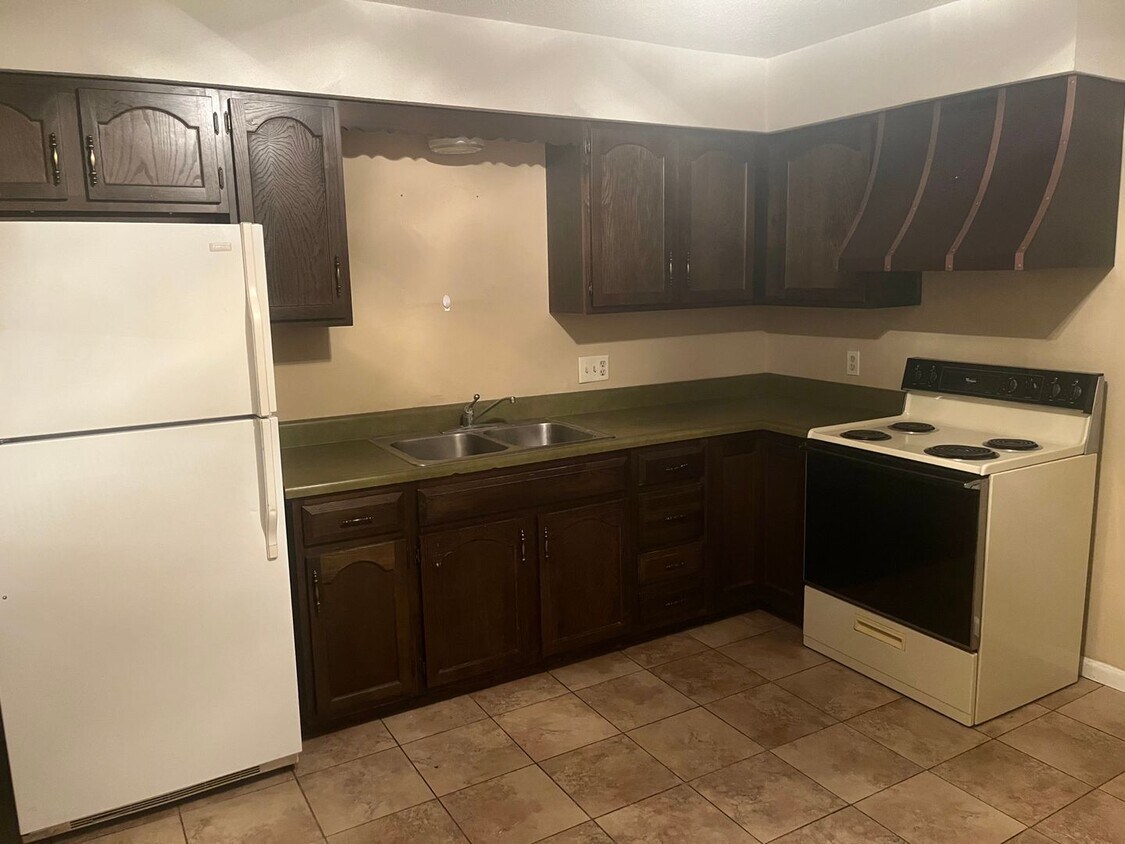 Primary Photo - Two bedroom apartment in Chatham only $800.00