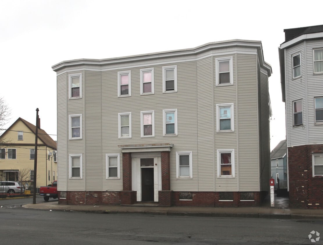 207 Broadway, Everett, MA 02149 Apartments in Everett, MA