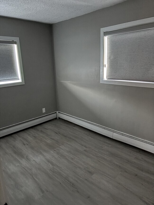 Photo du bâtiment - 12525-12118 118 Ave NW