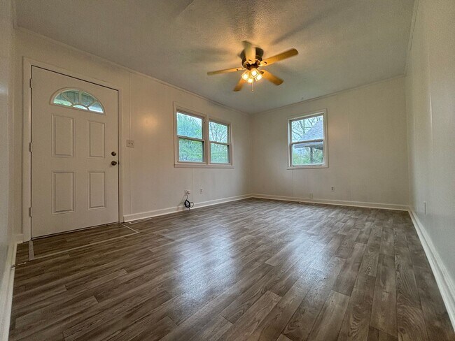 Foto del edificio - Available Now 2 bedroom 1 bathroom with 2 car garage