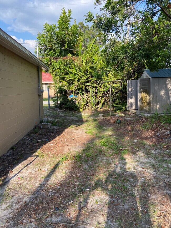 Building Photo - 2400 17th Ave S