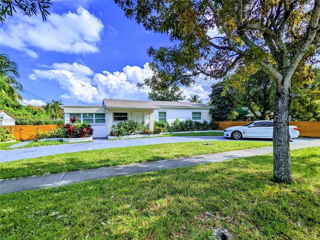 Primary Photo - 16911 N Miami Ave