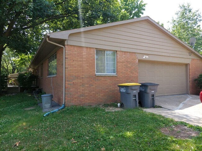 Building Photo - 4 bd 2b with garage