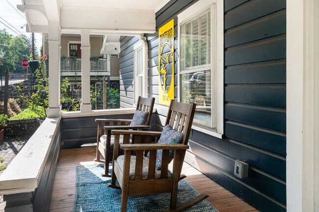 Building Photo - Beautifully Updated House in Montford - Fu...