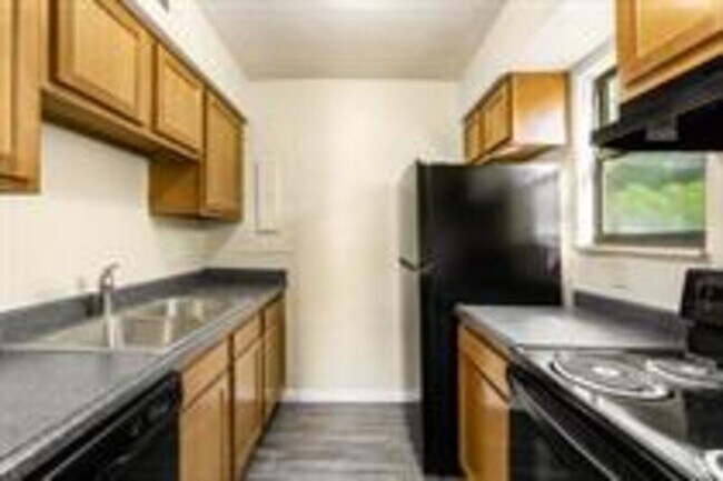 Building Photo - 2392 Belcher Dr