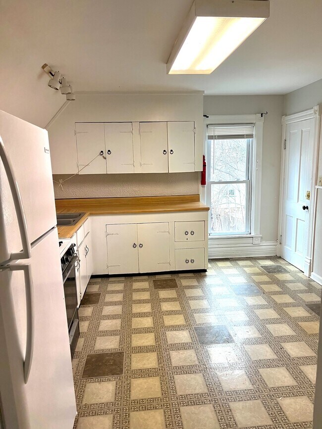 Building Photo - 674 St Charles St