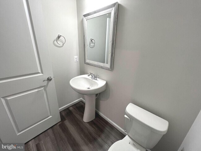 Building Photo - Gorgeous end of group townhouse with 4 lux...