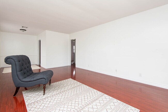 Foto del edificio - 11648 Chandler Blvd