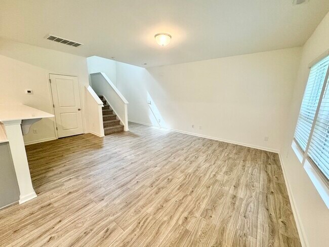 Foto del edificio - Three bedroom 2 1/2 bath townhome with att...