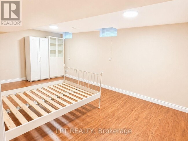 Building Photo - 14 Hazelton Ave