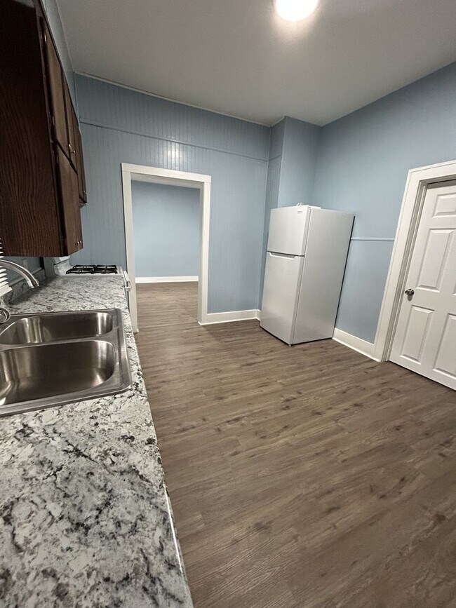 Building Photo - Just Renovated - 3 Bedroom 1 Bath - Large Eat-In Kitchen!