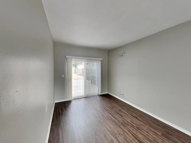 Foto del edificio - 1520 E L St