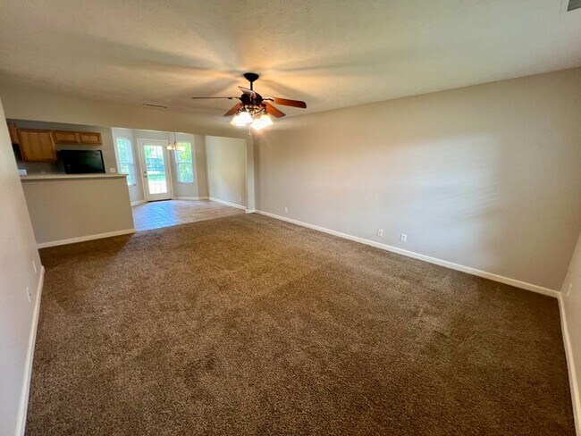 Foto del edificio - 3 Bedroom, 2.5 bath w. Garage plus Bonus, ...