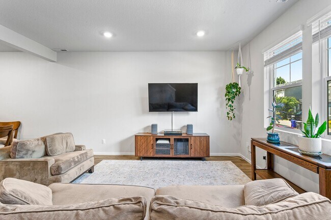 Building Photo - 3BD 2.5BA + Townhouse w/2-Car Garage + AC